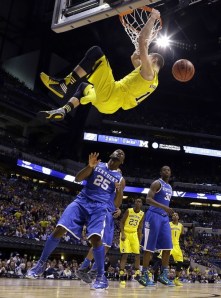 Nik Stauskas dunks